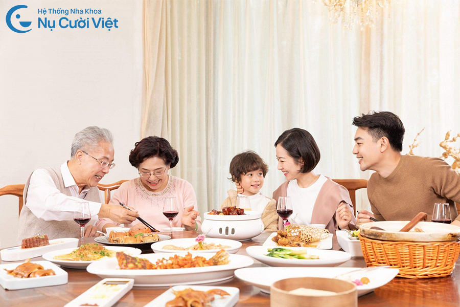 Nụ Cười Việt - Chăm sóc răng miệng dịp Tết: Cách giữ nụ cười khỏe đẹp suốt kỳ nghỉ