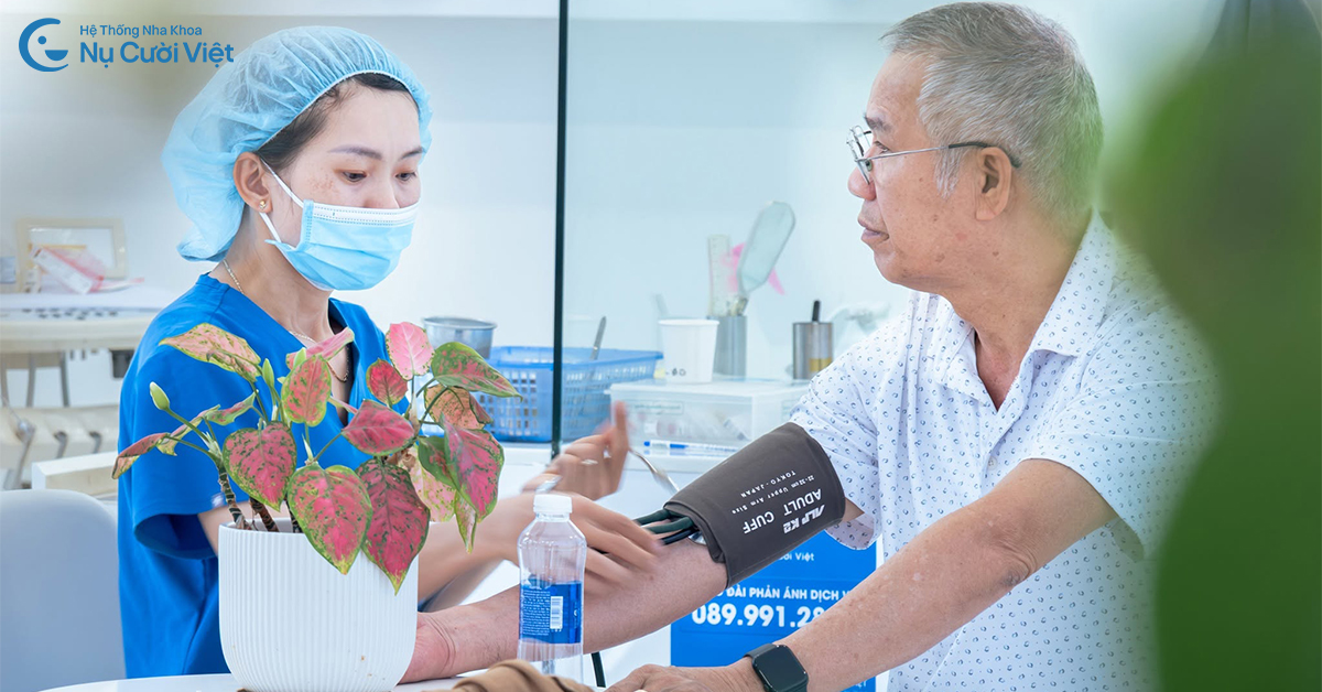 cao huyết áp có trồng răng implant được không