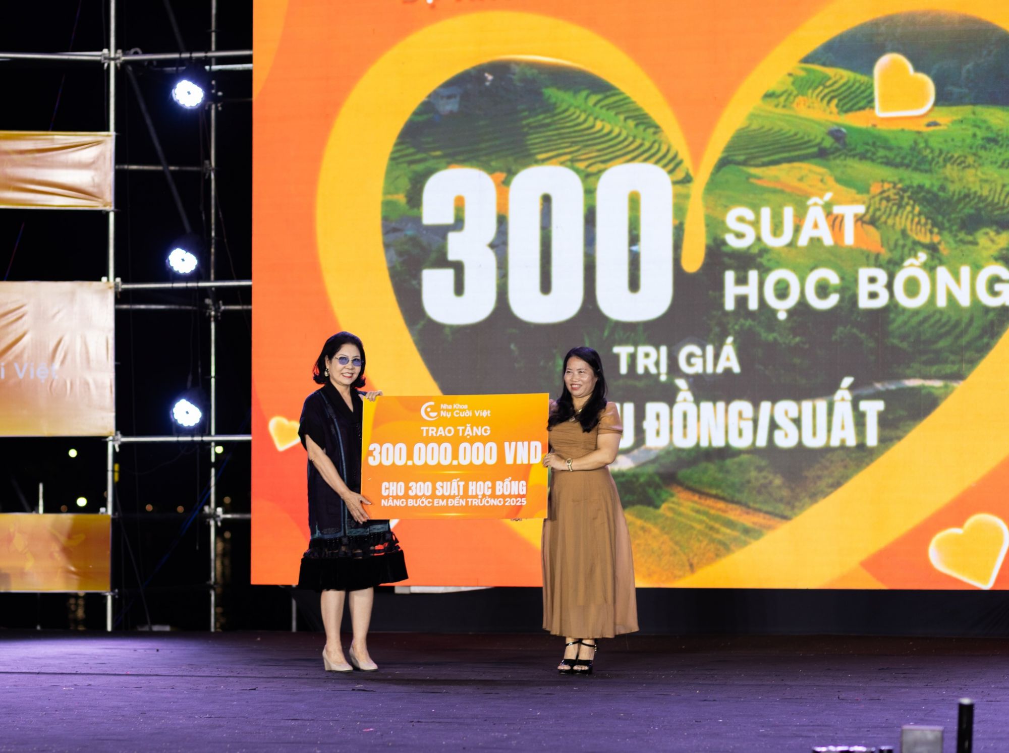 Nụ Cười Việt trao tặng học bổng 300 triệu cho chương trình Nâng bước em đến trường 2025