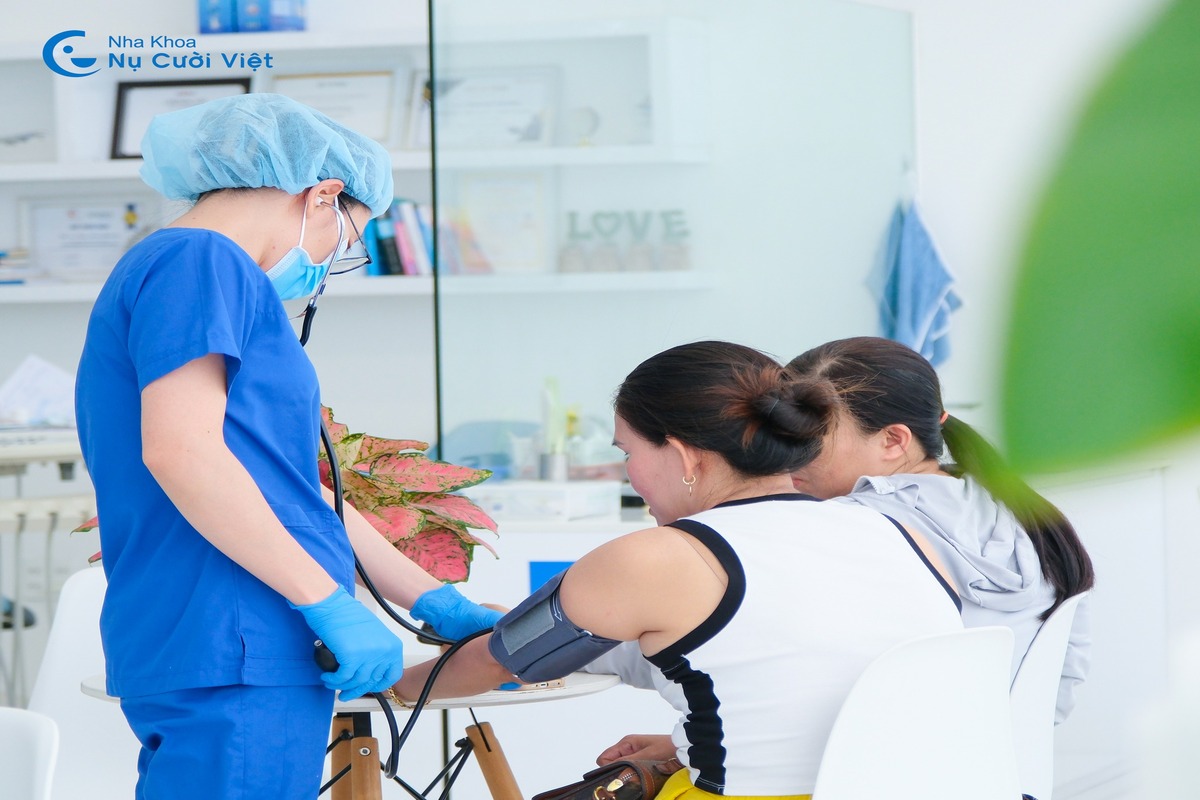 thực hiện các xét nghiệm trước khi trồng implant
