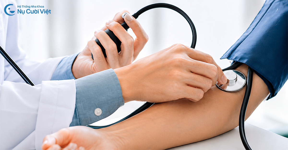 người bị cao huyết áp có trồng răng implant được không