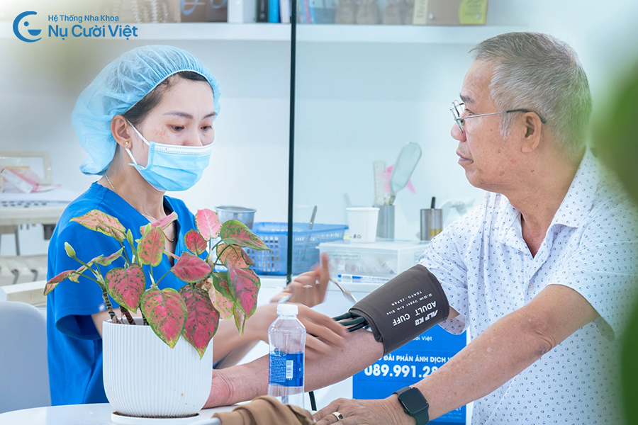 Nụ Cười Việt - Người bị cao huyết áp có trồng Implant được không? Những lưu ý quan trọng