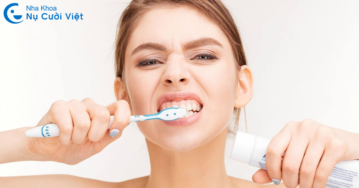 nguyên nhân tụt lợi hở chân răng