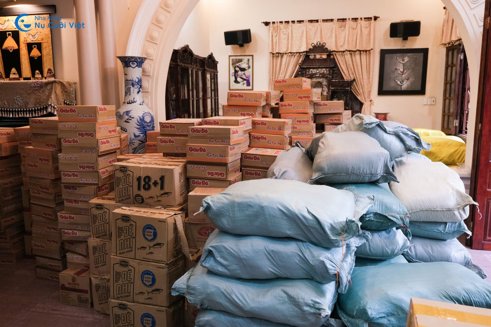 nha khoa nụ cười việt tặng hơn 2000 suất quà đến các vùng khó khăn có bà con bị ngập lụt 2025 