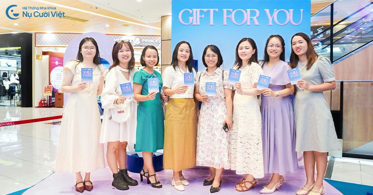 khách hàng check in tại sự kiện nàng ơi cười lên