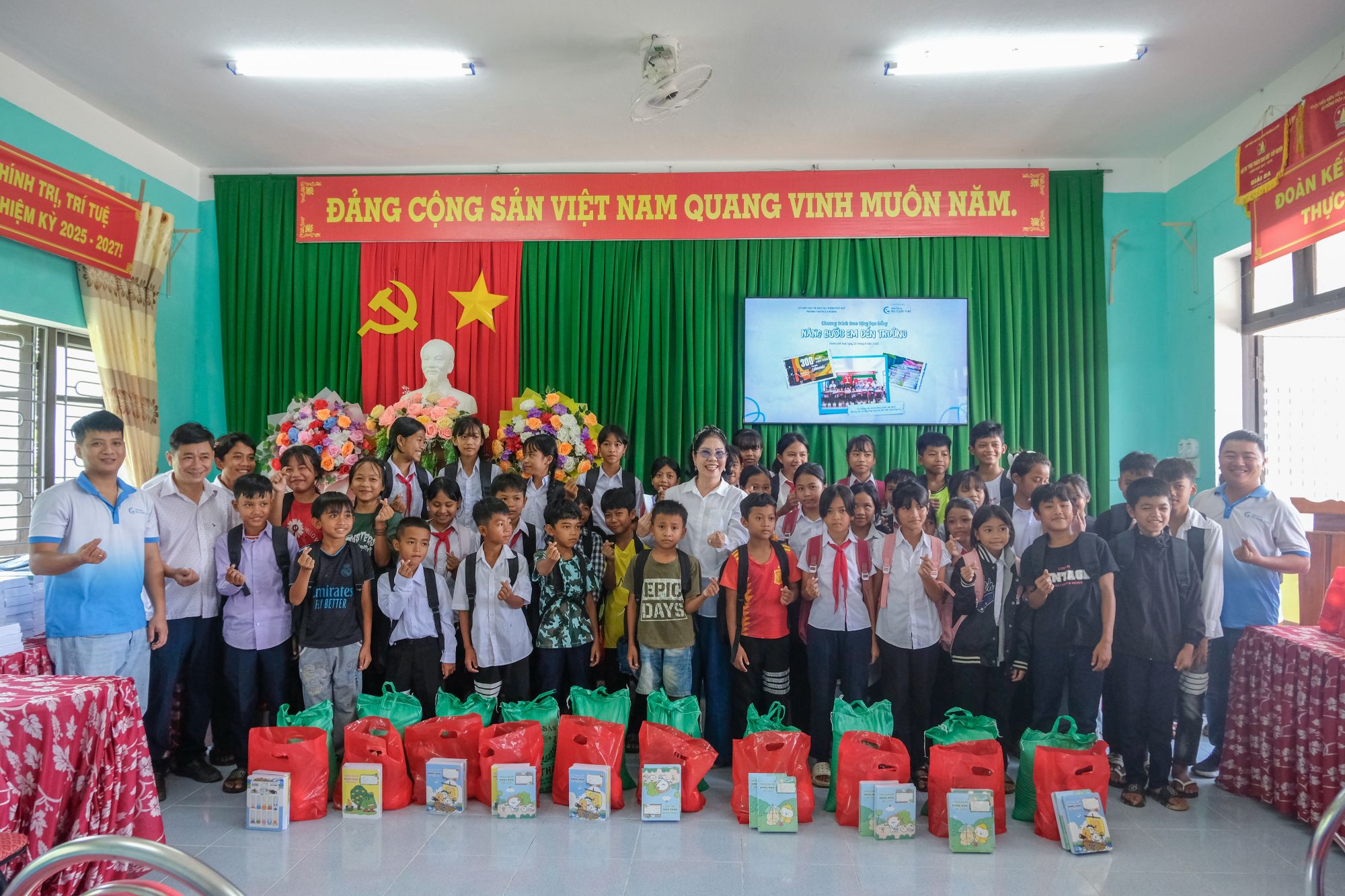 dự án nâng bước em đến trường 2025 trường A Roàng