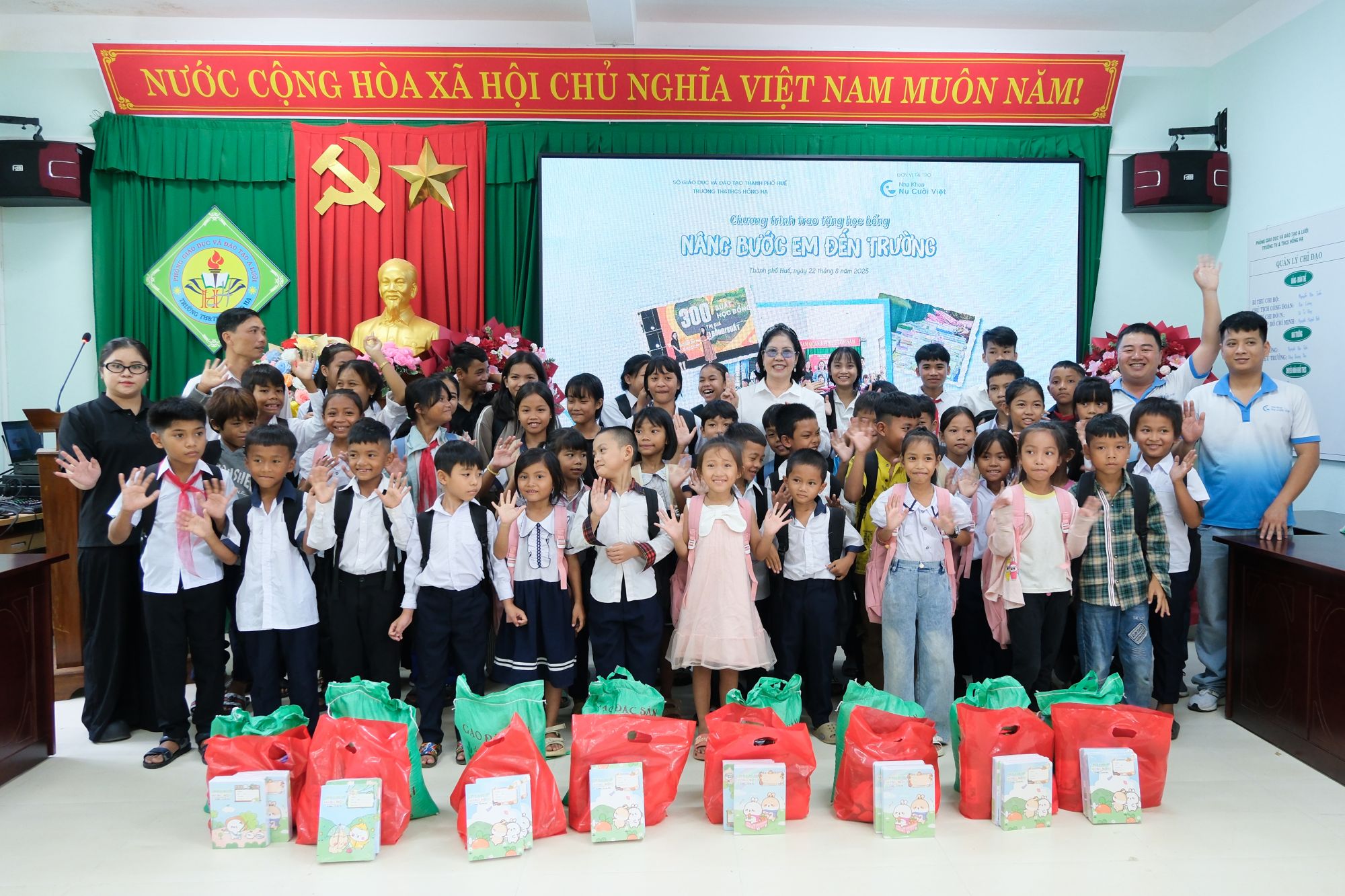 dự án nâng bước em đến trường 2025 hồng hạ